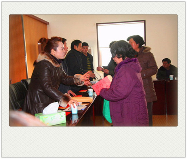 市總工會汪副主席一行到我集團(tuán)慰問困難職工,圖為正在為困難職工發(fā)放救助金