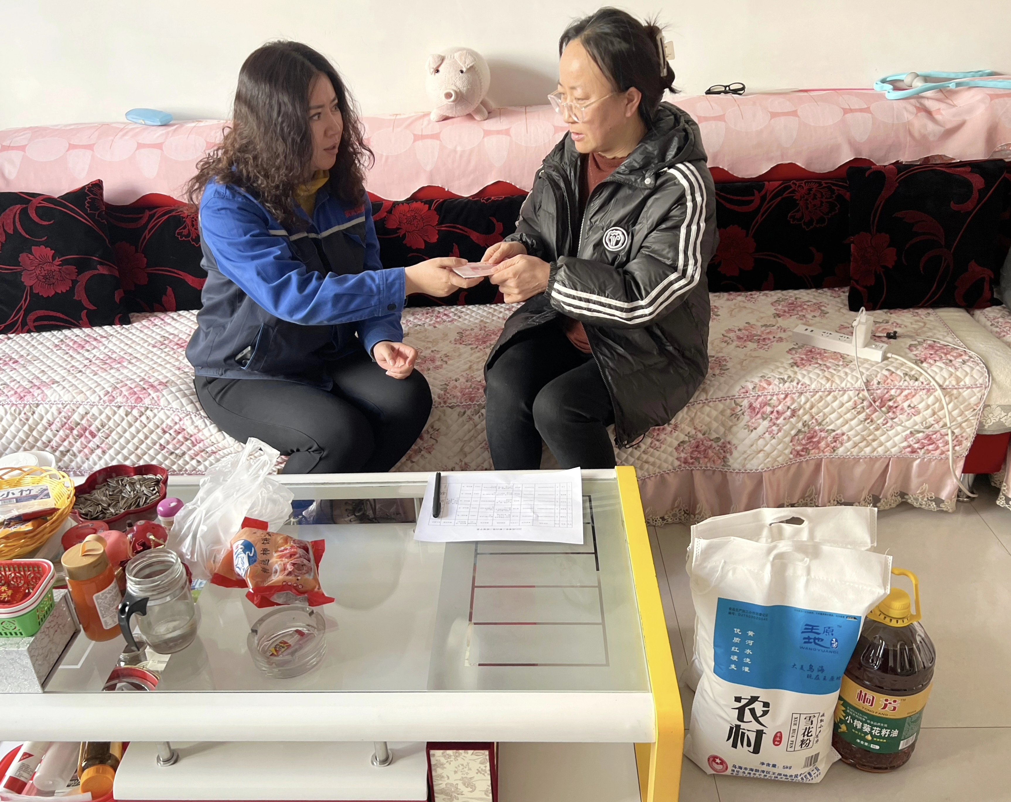 集團(tuán)工會(huì)主席高海英代表集團(tuán)為困難戶員工發(fā)放慰問津貼