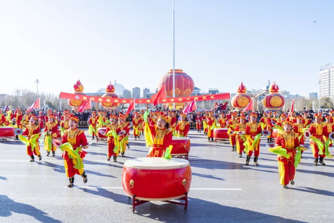 內蒙古黃河集團創(chuàng)業(yè)四十周年威風鑼鼓隊助力正月十五社火巡演